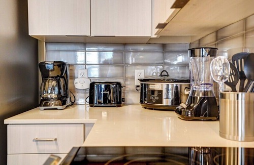 Madison Apartment | Pool. Parking. Dishwasher. A/C. Pet Wash station.