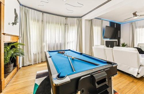 Hanover Place House | Pool Table FirePit BBQ Grill Workspace 6BR
