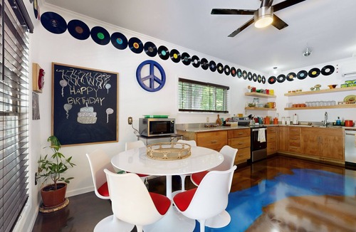 Muscle Shoals Apartment | Poolside guest house with ping pong & washer/dryer near Tennessee River