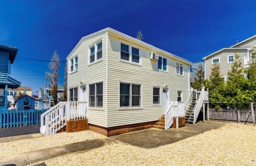 Ortley Beach Apartment | PREMIER HOST- 2BR SEASIDE PARK SUITE572, One Short Block to Beach, Kit, Liv Room