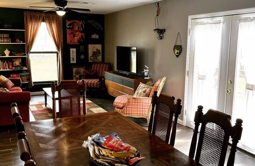 Jenks House | Premier location. Oklahoma Aquarium, Spirit Casino, Tulsa Premier Outlets