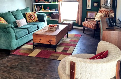Jenks House | Premier location. Oklahoma Aquarium, Spirit Casino, Tulsa Premier Outlets