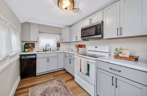Ames House | Prime Ames Location 2BR 1BA Near ISU