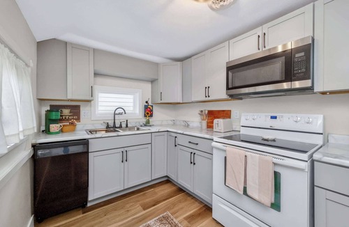 Ames House | Prime Ames Location 2BR 1BA Near ISU