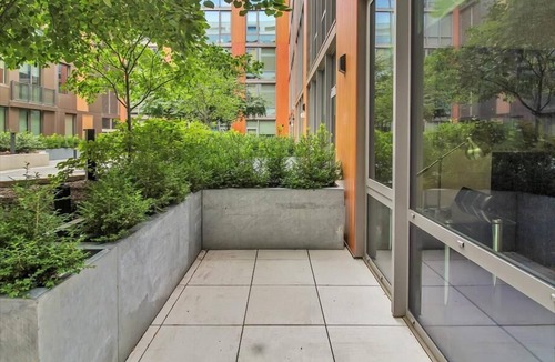 Buzzard Point Apartment | Prime Historic DC | Petfriendly 1BR w/Pet Spa