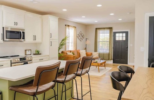 Columbia House | Prime location! 4 BDRM Duplex walking to Downtown