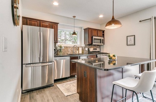 Des Moines Apartment | Prime Location: Downtown Modern 3BR Retreat