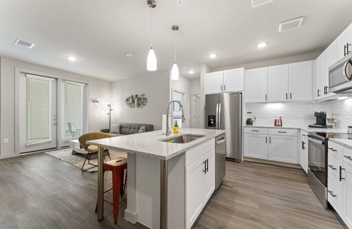Windsor Park Apartment | Prime Soco Charming 1BR King Suite w Pool Parking