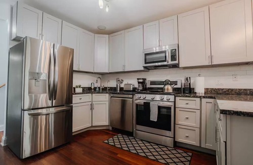 West Ridge House | Pristine 2BD - 2.5BD Duplex - Chicago - Free Parking