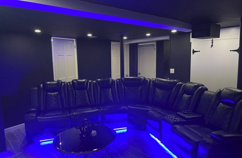 Carteret House | Private 1-bdr, 1 bath, Home Theatre, Bar, Kitchen, Near NYC