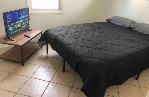 Woodbridge Apartment | Private 2-bedroom house, free parking, 15-min walk to direct NYC Manhattan train