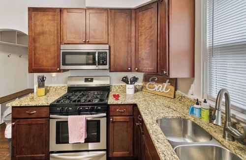 Libertyville Apartment | Private 2 Bedroom Walk to downtown Libertyville