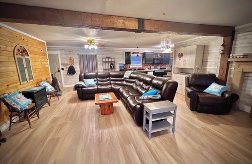 Fairfield House | Private 4-Acre Country Woodland Retreat. Hot Tub. Pond. Fast WiFI. Gated yard.