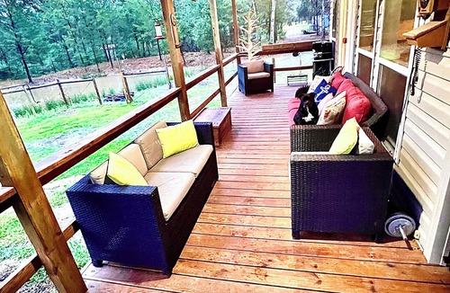 Fairfield House | Private 4-Acre Country Woodland Retreat. Hot Tub. Pond. Fast WiFI. Gated yard.