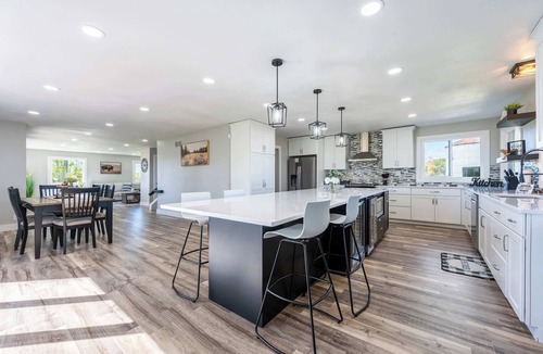 Rockford House | Private 4BR Estate on 11 acres | Game Room | Near Hospitals & Casino