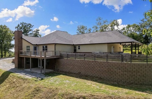 Powell Cabin | Private 82-Acre Lodge w/Pickleball court & Sleeps 18 Near Bentonville