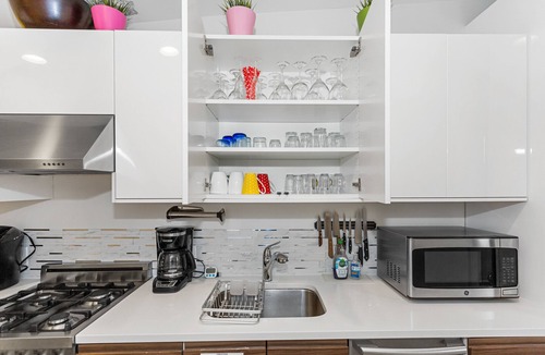 Harsimus Cove House | Private apartment, sleeps 6 - 15 mins to NYC and 20 mins to MetLife Stadium!