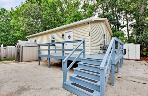 West Ashley House | Private Backyard With Fire Pit, 15 Min to Downtown