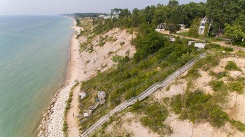 Miami Park House | Private Beach, Hot Tub, Basketball Court, Fire Pit, Screened Porch & SO Much More!