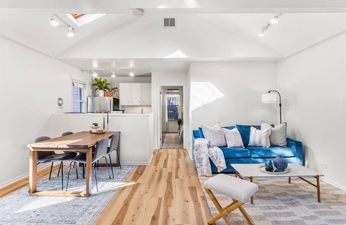Sheffield Neighbors Cottage | Private Cozy Cottage House in Lincoln Park w/Porch
