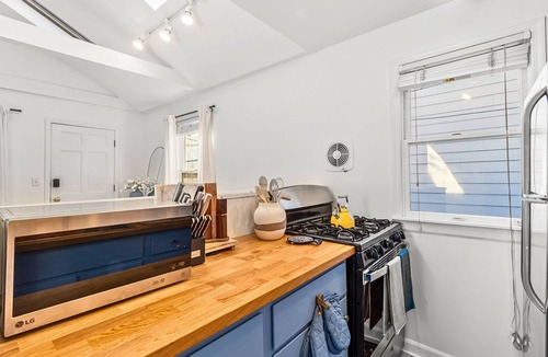 Sheffield Neighbors Cottage | Private Cozy Cottage House in Lincoln Park w/Porch