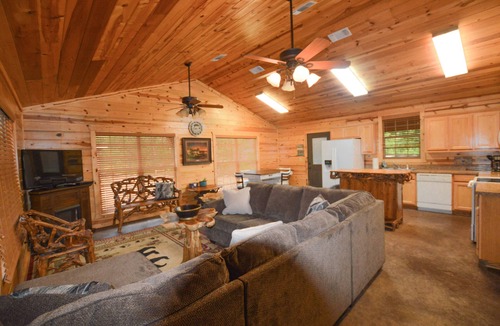 Golden Cabin | Private Hideaway, Hot tub, close to Beavers Bend State Park, Broken Bow Lake.