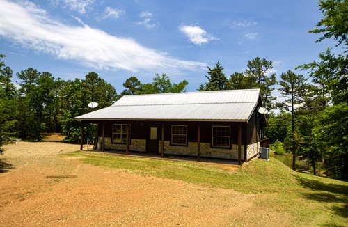 Golden Cabin | Private Hideaway, Hot tub, close to Beavers Bend State Park, Broken Bow Lake.