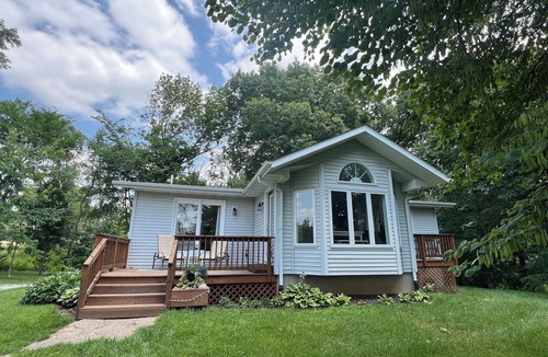 Iowa City House | Private Hilltop Country 3-Bedroom Home
