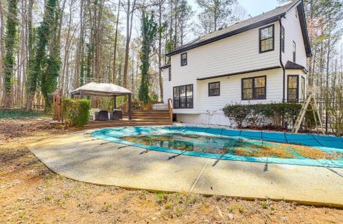 Tate House | Private Hot Tub & Deck: Family Gem in Alpharetta