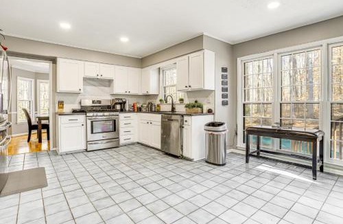 Tate House | Private Hot Tub & Deck: Family Gem in Alpharetta