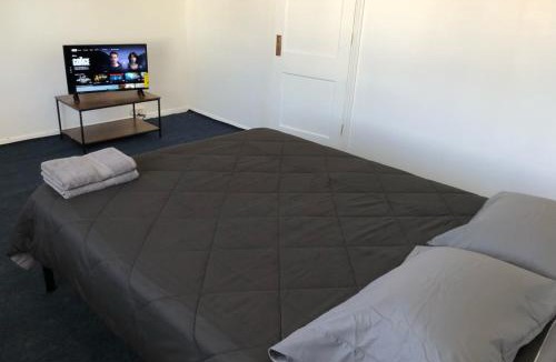 Perth Amboy House | Private house with 3 bedrooms and 1 bathroom, free parking, convenient to NYC Manhattan bus and train