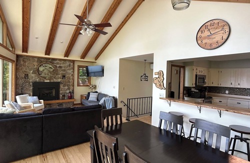 Birchdale House | Private Lake Home : Spacious 1+ acre lot on Big Birch Lake