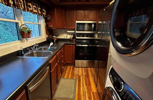 Deep Gap Cabin | Private Mountain Retreat w/Hot Tub and Fire Pit