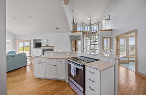 Spindrift House | Private pool open and can be heated through Thanksgiving! Pet Friendly!
