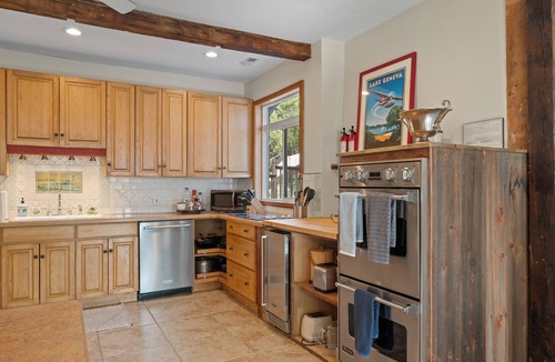 Fontana-on-Geneva Lake House | Private | Sleeps 26 | Swimspa, Tennis/Pickleball | Fire pit | Near Lake Geneva Great Retreat Dogs OK