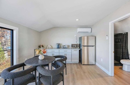 Livingston House | Pura Vida | Lakefront, Hot Tub, Dock + Game Room