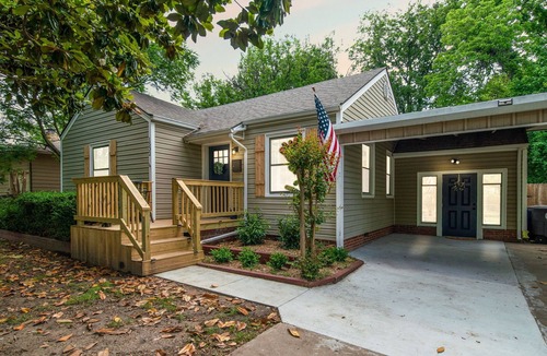 Sunrise Terrace House | Pure Comfort by the Expo; hot-tub, pets, families!