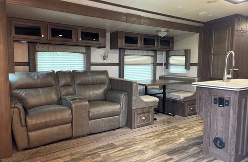Mcloud House | Quaint 1 bed RV, sleeps 6-7 guests with AC and WiFi in McLoud , Ok.