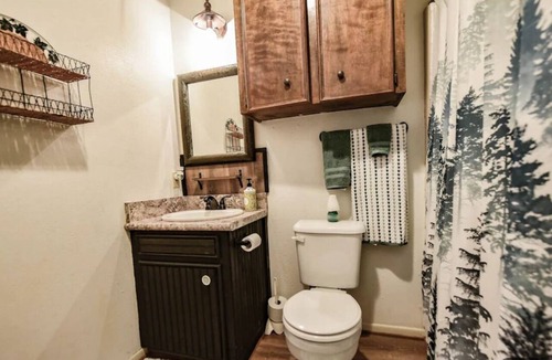 Caldwell House | Quaint Cottage Loft - 2-bedroom loft apartment located in the heart of Caldwell