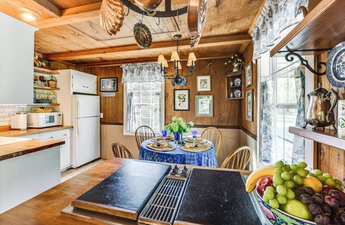 Warsaw House | Quaint Couple's Cottage in Warsaw Countryside