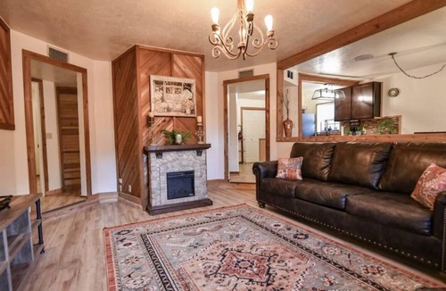 Caldwell Cottage | Quaint Cozy Cottage & Patio in the heart of Caldwell.