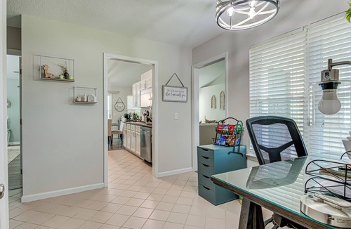 Wilmington House | Quaint, Cozy, Very Clean & Close to the BEACH 3 bedroom home w/sunroom & office