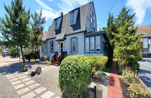 Surf City House | Quaint House Steps To The Beach with great backyard space for outside dining