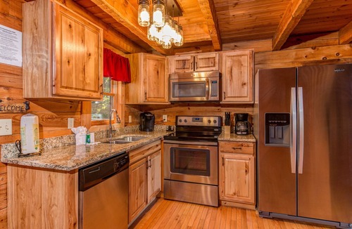Sevierville Cabin | Quaint*Resort Setting*Hot Tub*WiFi*Keurig*Secluded