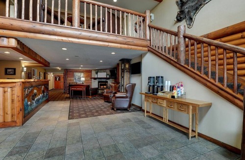 Quincy Hotel | Quaint Riverside Retreat w/Indoor-Outdoor Pool! Free On-site Parking
