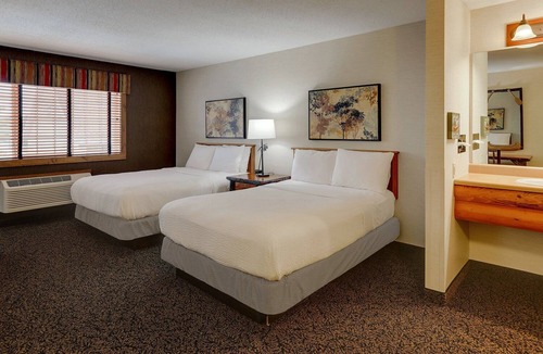 Quincy Hotel | Quaint Riverside Retreat w/Indoor-Outdoor Pool! Free On-site Parking