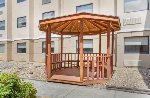 Ashley Oaks Hotel | Quality Inn Knoxville West Cedar Bluff
