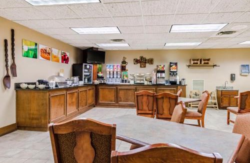 Carthage Hotel | Quality Inn & Suites Carthage near Precious Moments Chapel