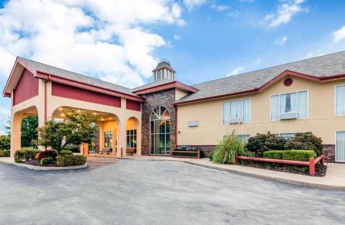 Carthage Hotel | Quality Inn & Suites Carthage near Precious Moments Chapel