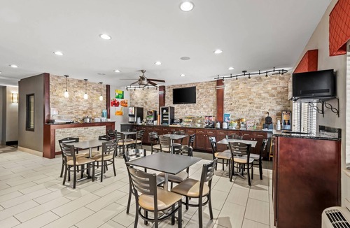 Greater South Side Hotel | Quality Inn & Suites Des Moines Airport